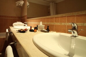 Senior Suite | Bathroom | Bathtub, free toiletries, hair dryer, bidet - Mogador Opera (Marrakech)