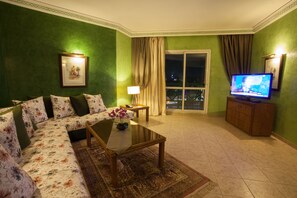 Senior Suite | Minibar, in-room safe, desk, free WiFi