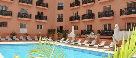 室外游泳池,08:00 至 20:00 开放,池畔遮阳伞,日光浴躺椅