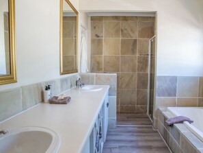 Ferienhaus, zum Garten hin | Badezimmer
