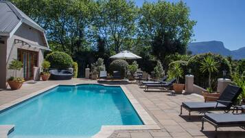 Suite, en bord de piscine | Vue de la chambre