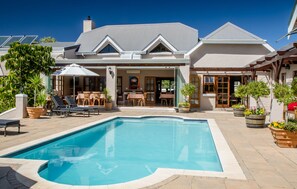 Outdoor pool, pool loungers - Summit Place Guest House (Cape Town)