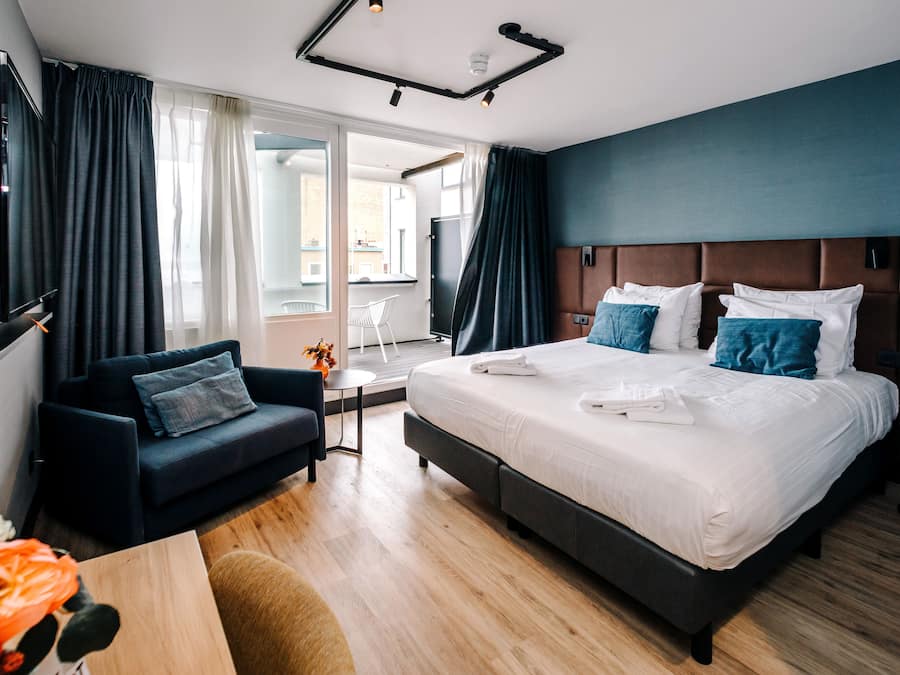 Habitació doble Deluxe, balcó, vistes al mar | Caixa forta a l'habitació, escriptori, cortines opaques i wifi gratuïta