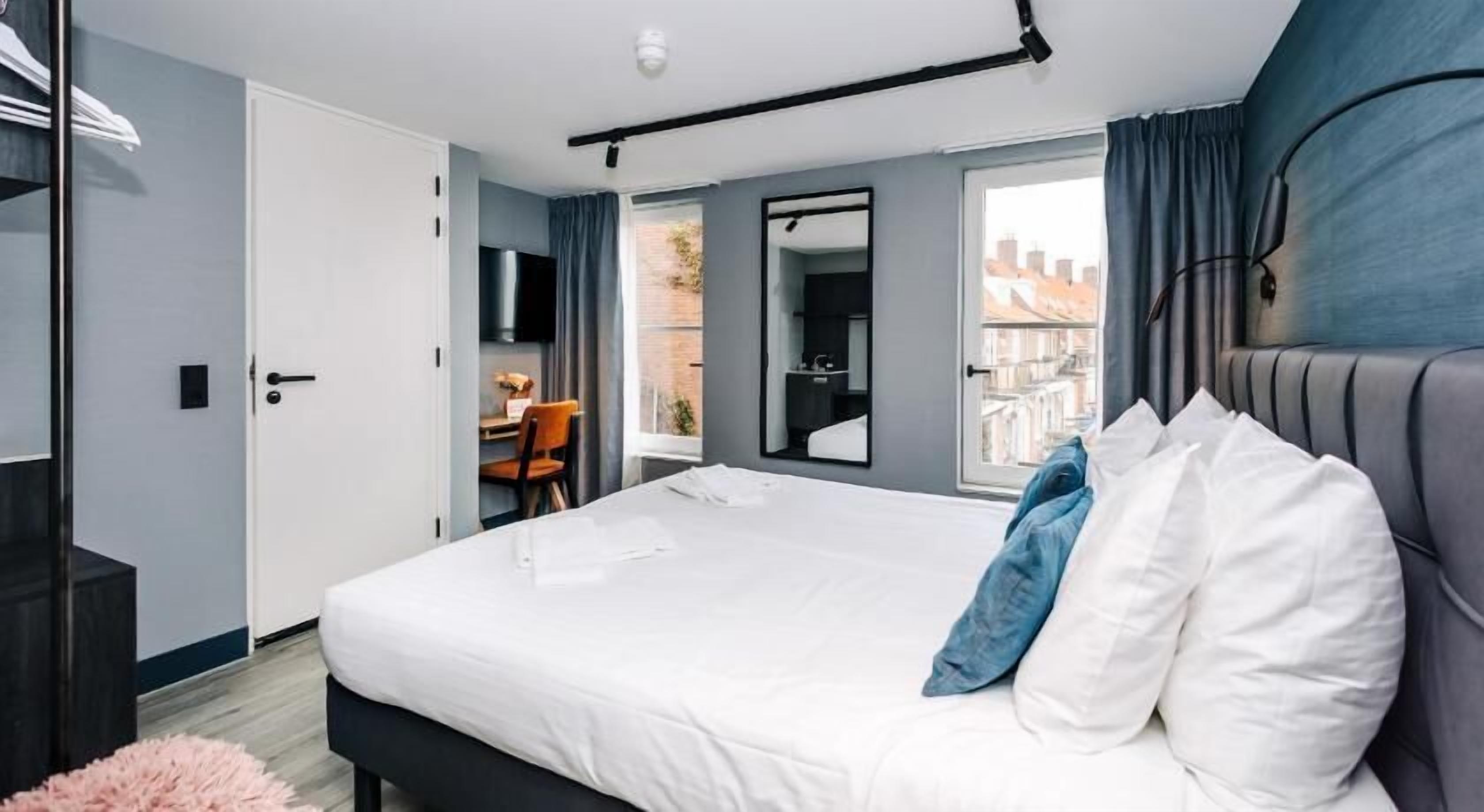 Zimmersafe, Schreibtisch, Verdunkelungsvorhänge, kostenloses WLAN