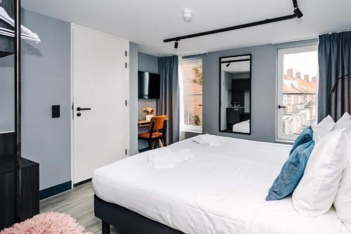 客房内保险箱、办公桌、遮光窗帘、免费 WiFi