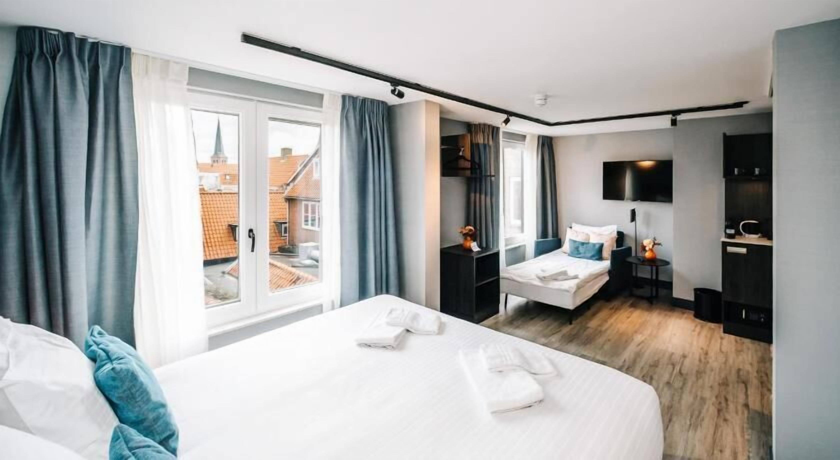 Zimmersafe, Schreibtisch, Verdunkelungsvorhänge, kostenloses WLAN