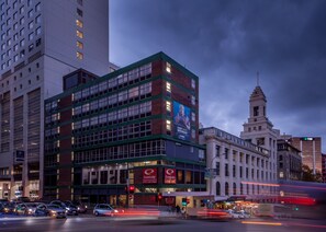 Front of property - evening/night - Econo Lodge City Central (Auckland)