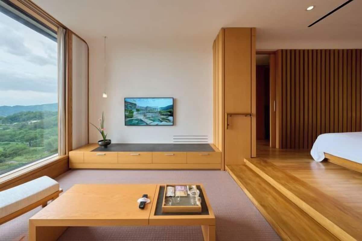 Bar mini, peti besi dalam bilik, dihias secara berasingan