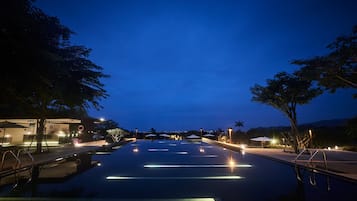 Hồ bơi ngoài trời, mở cửa từ 8:00 đến 22:00, dù/ô trên bãi biển/hồ bơi