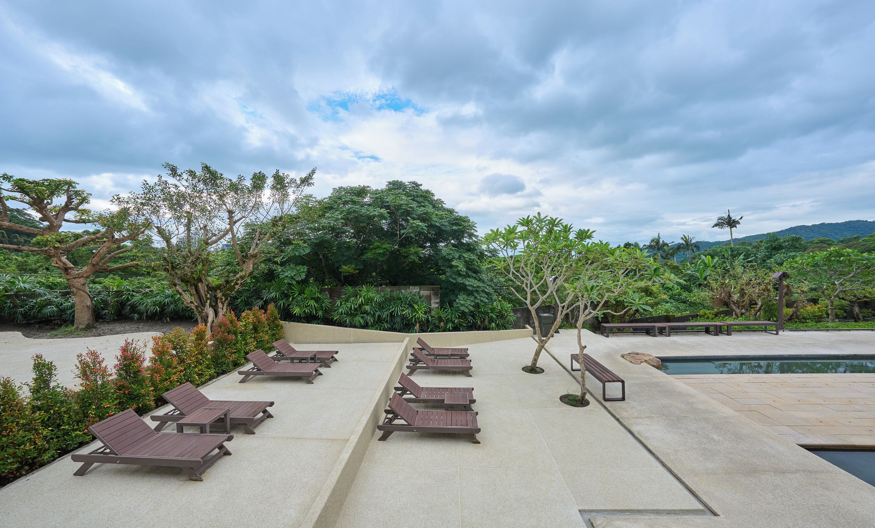 Außenpool, geöffnet von 08:00 Uhr bis 22:00 Uhr, Sonnenschirme