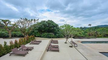 Außenpool, geöffnet von 08:00 Uhr bis 22:00 Uhr, Sonnenschirme