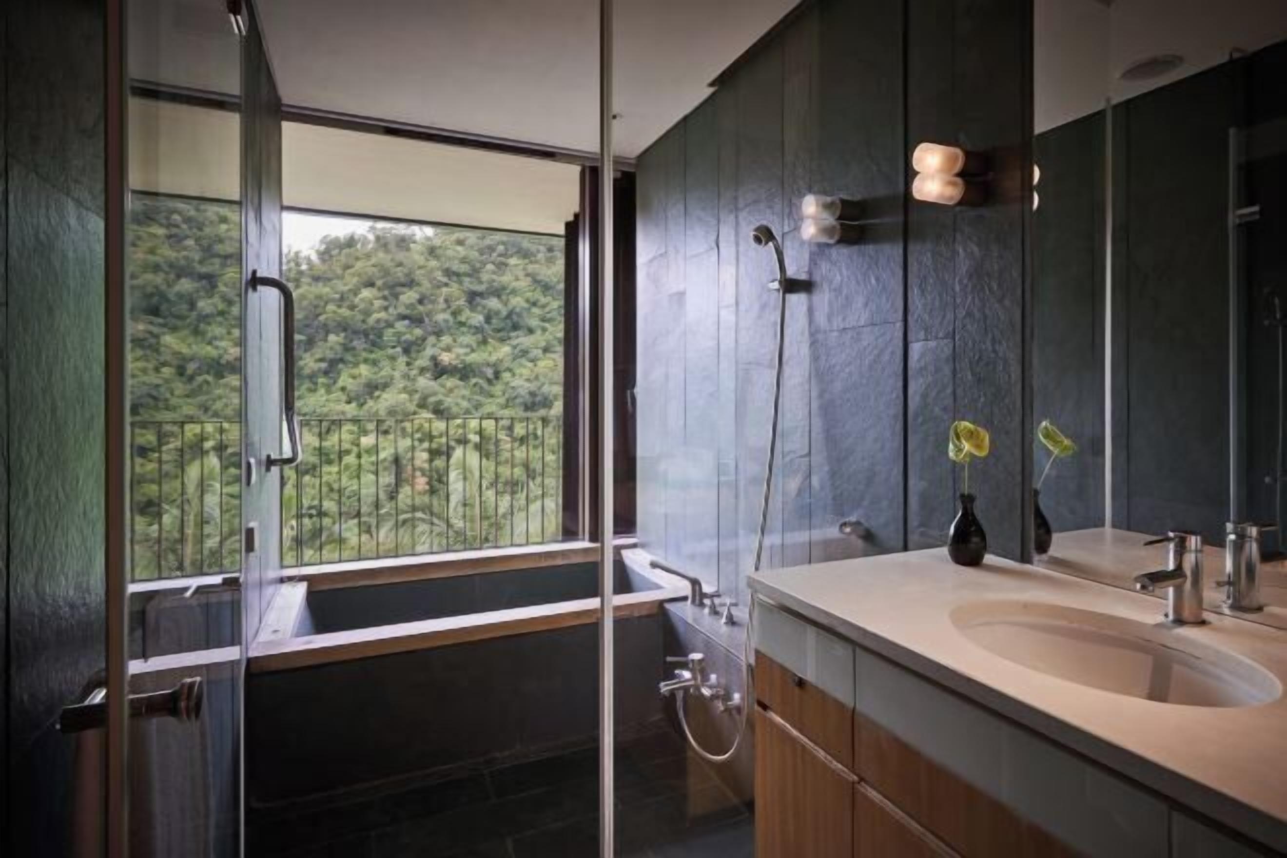 Separate tub and shower, spring water tub, hydromassage showerhead