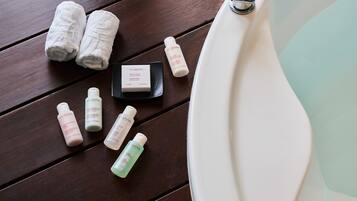 Une salle de bain équipée de produits de toilette, notamment un savon et plusieurs flacons de lotion.
