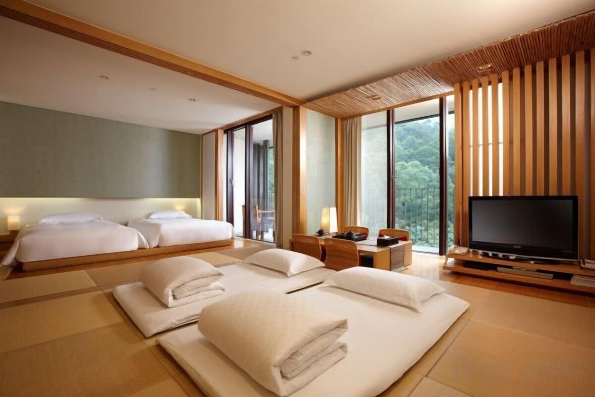 Minibar, in-room safe, laptop workspace, blackout drapes