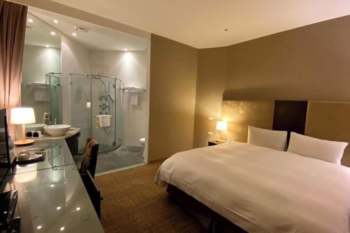 Blackout curtains, soundproofing, iron/ironing board, free WiFi