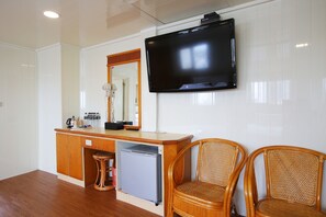 Family Room, Multiple Beds | Desk, blackout drapes, soundproofing, free WiFi - The Lion Hotel (Luodong)