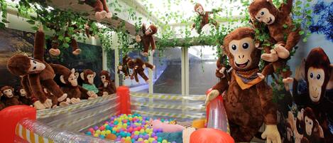 Área de juegos infantiles bajo techo