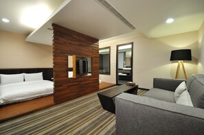 Chambre quadruple Deluxe | Literie de qualité, couette en duvet, articles de minibar gratuits