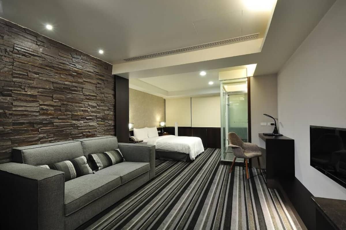 高級寢具、羽絨被、迷你吧贈品、書桌