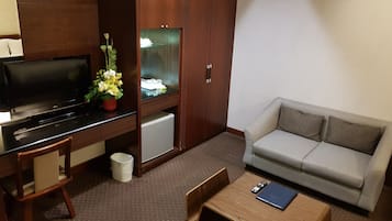 Habitació quàdruple estàndard | Roba de llit d'alta qualitat, cobrellits, minibar gratuït i escriptori