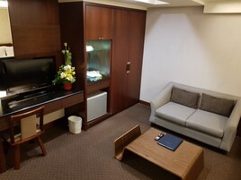 標準四人房 | 高級寢具、羽絨被、免費迷你吧、書桌