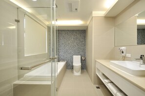 Executive Suite | Bathroom | Combined shower/tub, eco-friendly toiletries, hair dryer, slippers - Sun Sweet Hotel (Luodong)