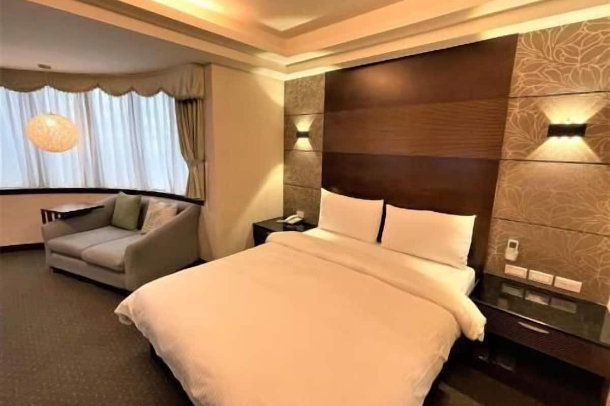 Premium bedding, down comforters, free minibar, desk