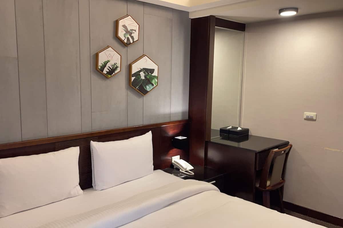 Elite Double Room | Bathroom | Combined shower/bathtub, eco-friendly toiletries, hair dryer, slippers