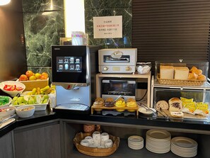 Free daily buffet breakfast - Sun Sweet Hotel (Luodong)