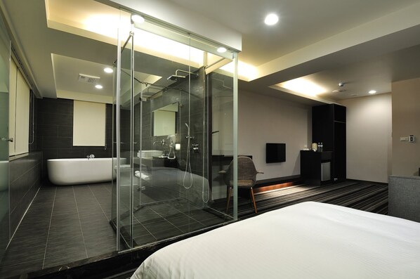 Executive Suite | Premium bedding, down comforters, free minibar, desk - Sun Sweet Hotel (Luodong)