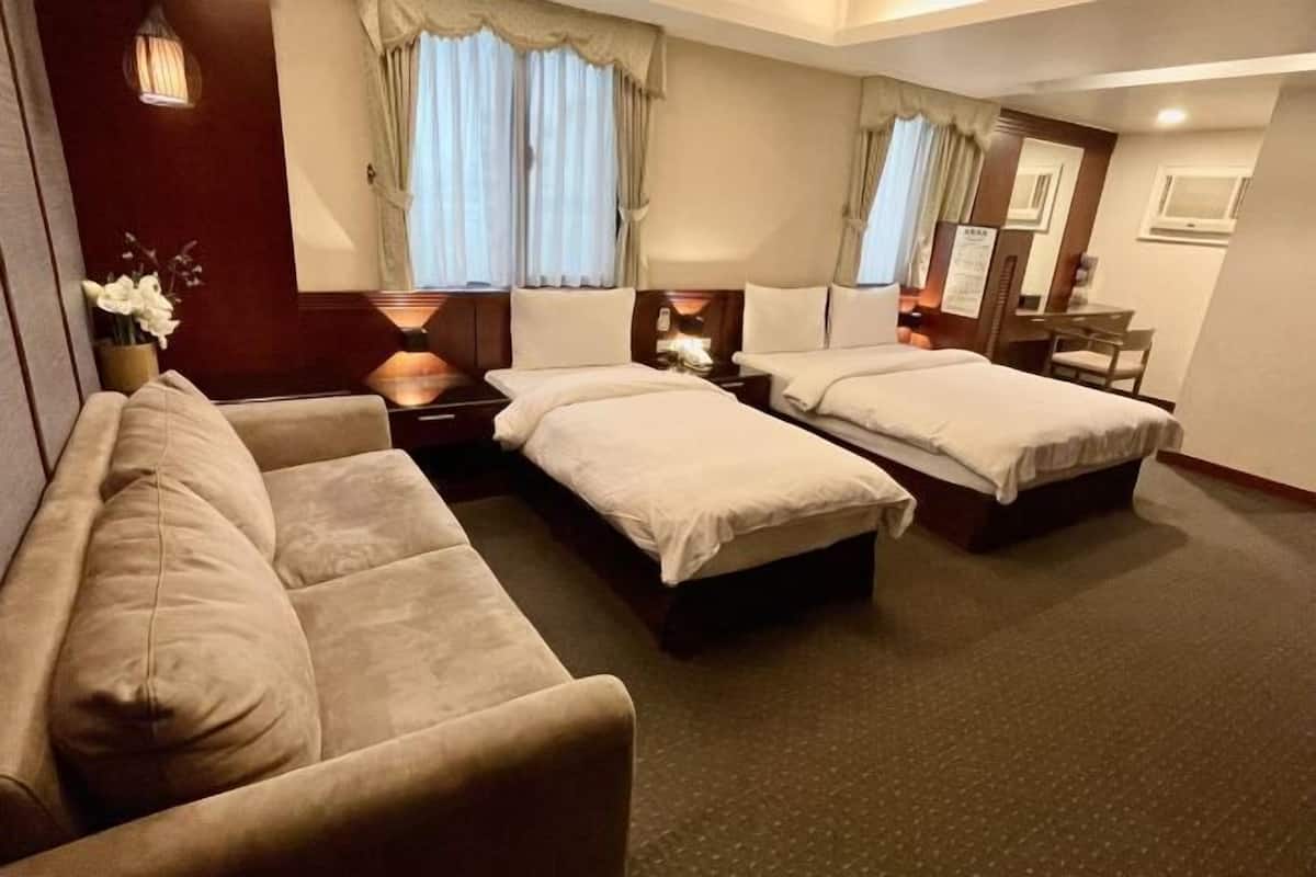 Premium bedding, down duvets, free minibar, desk