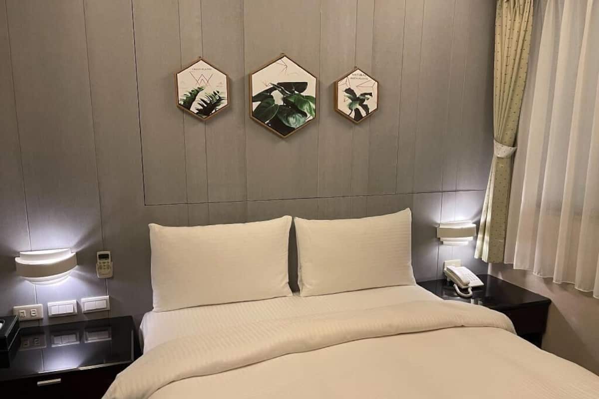 Premium bedding, down comforters, free minibar, desk