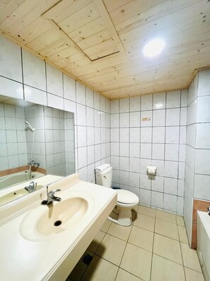 Yawan Quadruple Room. | Kamar mandi | Perlengkapan mandi gratis, pengering rambut, sandal, dan handuk