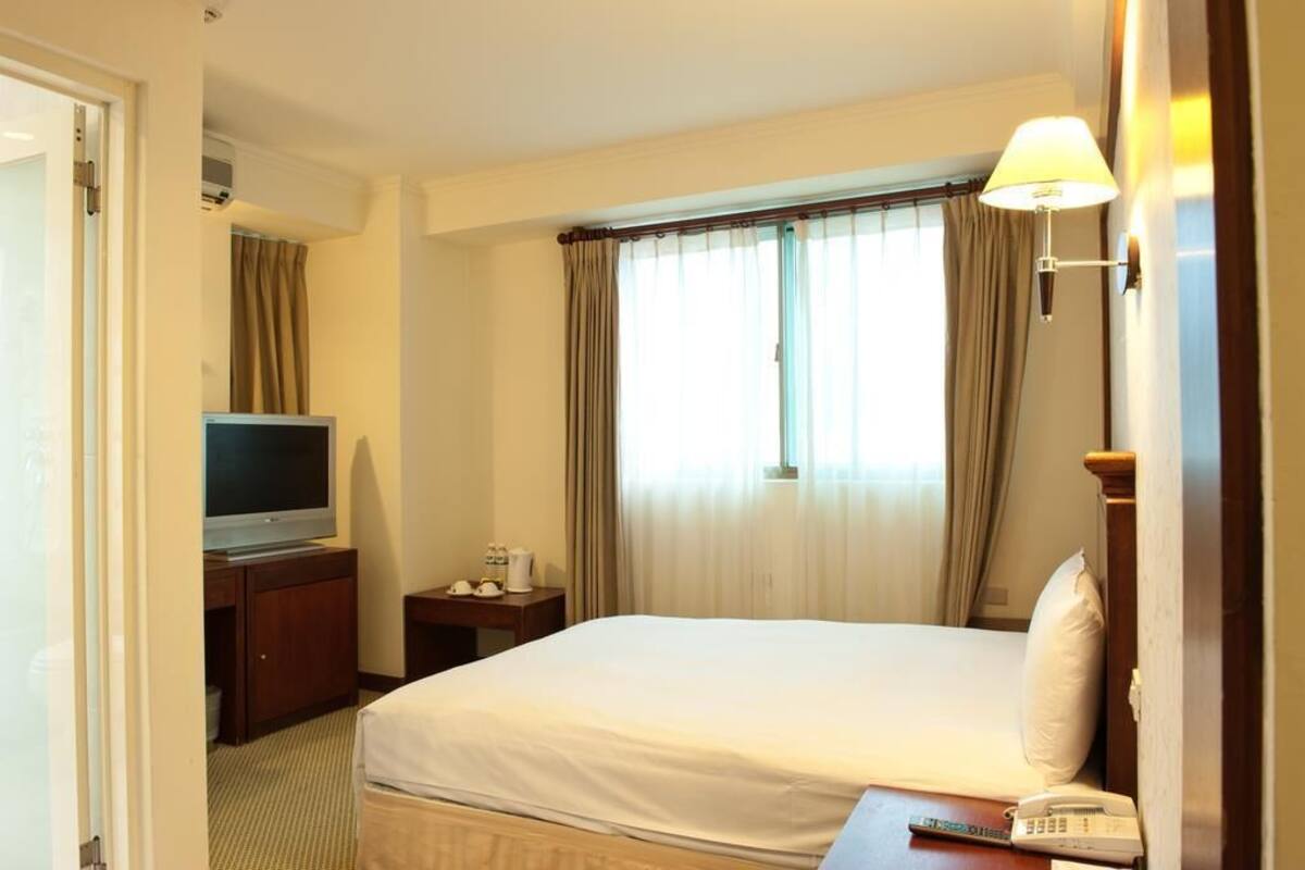 Down comforters, desk, cribs (free), WiFi (free)