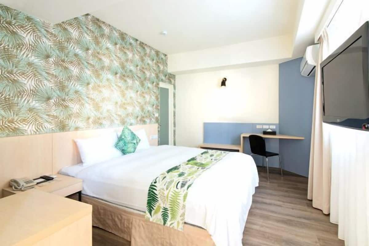 Down comforters, desk, free cribs/infant beds, free WiFi