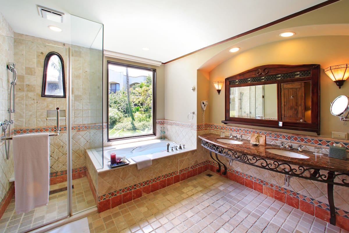 separate bathtub and shower, rainfall showerhead, free toiletries