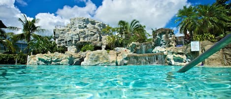 Una piscina al aire libre (de 08:30 a 17:00), sombrillas, tumbonas