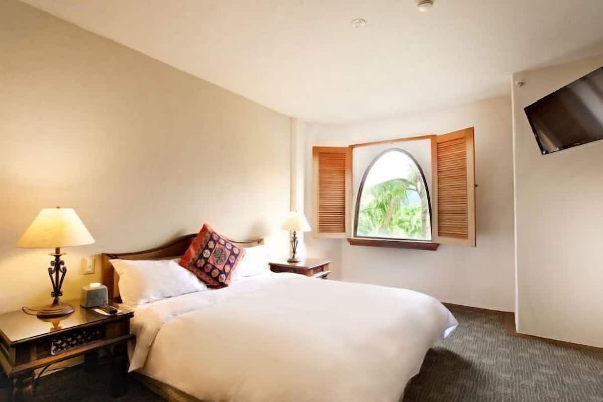 Premium bedding, free minibar, in-room safe, individually decorated