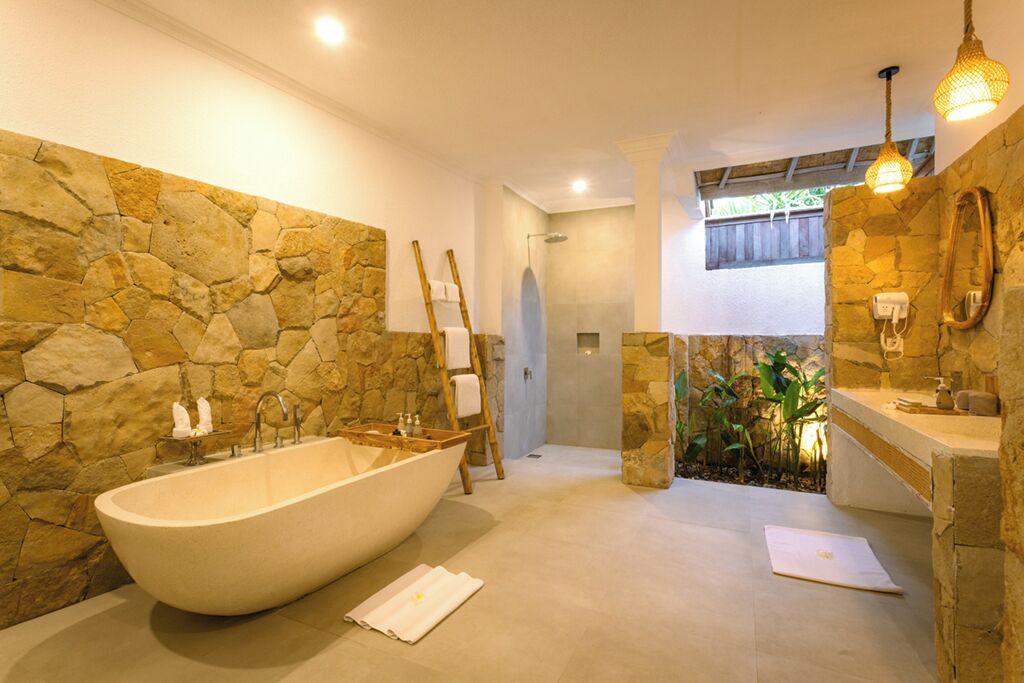 Bungalow Familial, 1 très grand lit (Deluxe Family Bungalow) | Salle de bain | Articles de toilette gratuits, sèche-cheveux, chaussons