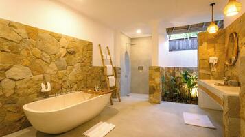 Bungalow Familial, 1 trĂšs grand lit (Deluxe Family Bungalow) | Salle de bain | Articles de toilette gratuits, sĂšche-cheveux, chaussons