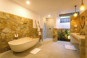 Familie bungalow, 1 kingsize bed (Deluxe Family Bungalow) | Badkamer | Gratis toiletartikelen, een haardroger, pantoffels, handdoeken