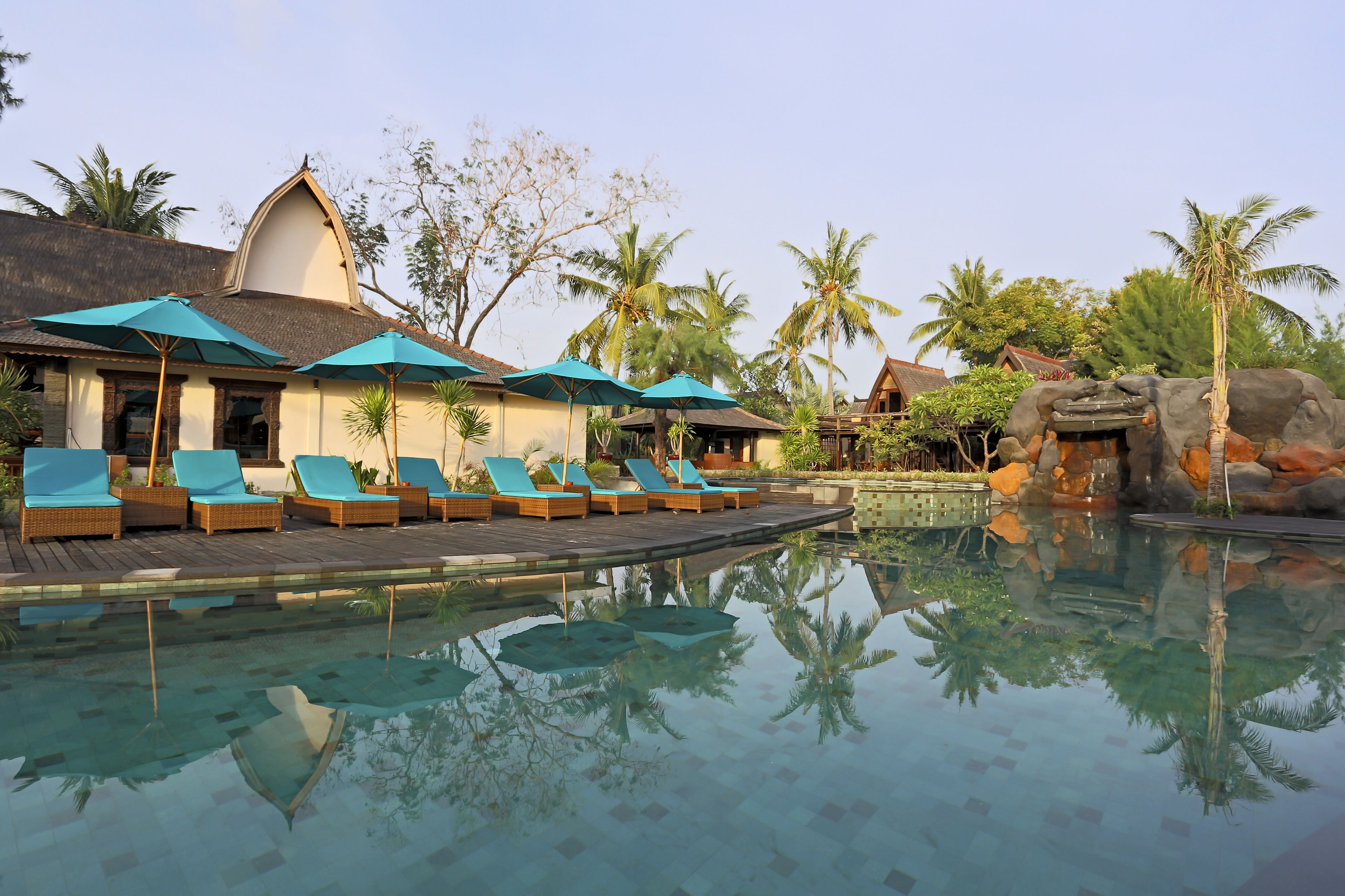 2 kolam renang outdoor, dengan payung kolam renang dan kursi berjemur