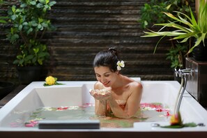Couples treatment rooms, hot tub, body treatments, body scrubs, facials