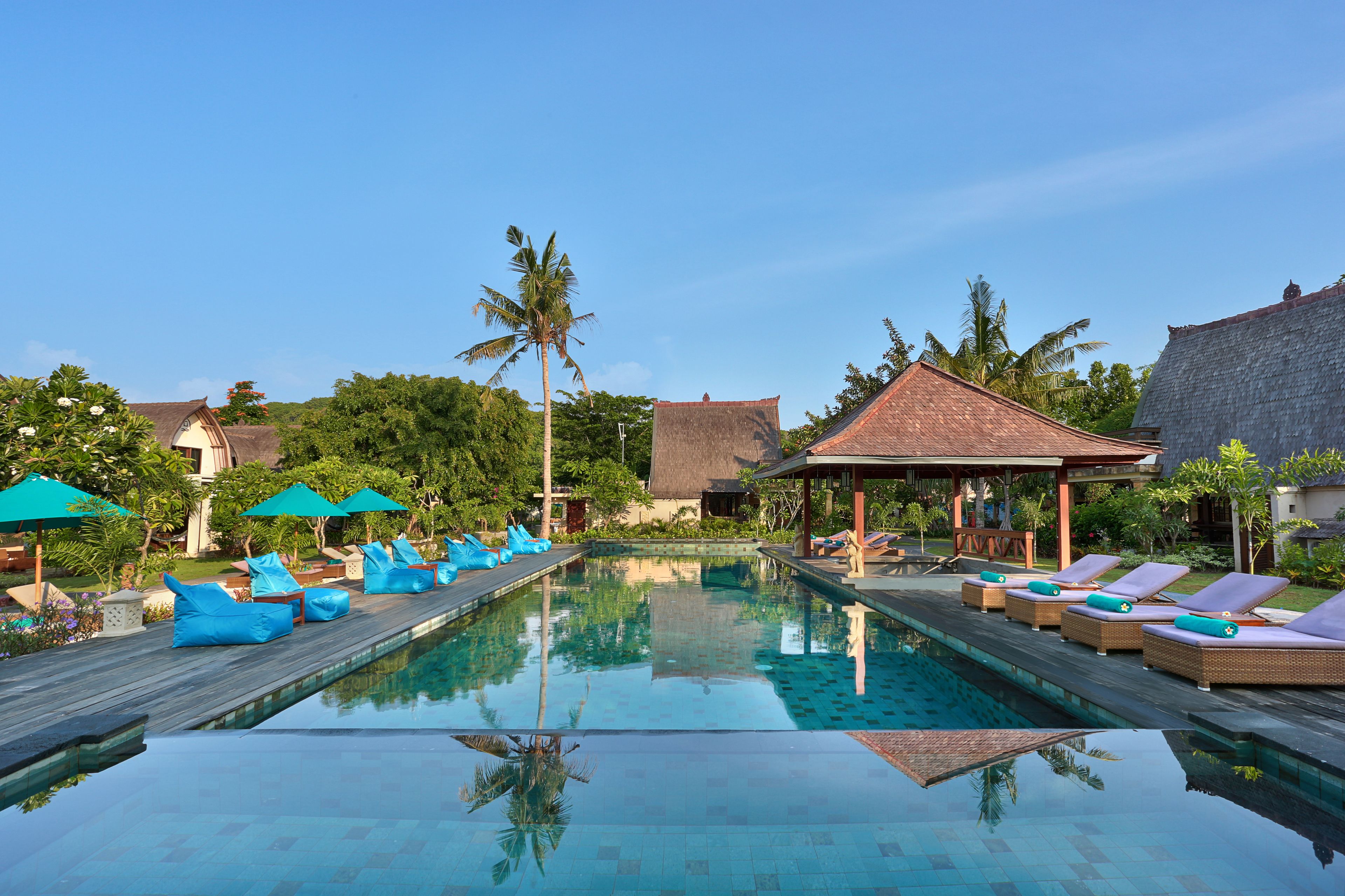 2 室外游泳池，07:00 至 20:00 开放，池畔遮阳伞，日光浴躺椅