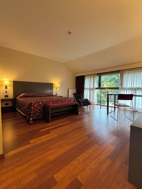 Kahden hengen deluxe-huone | Untuvapeitot, minibaari, työpöytä