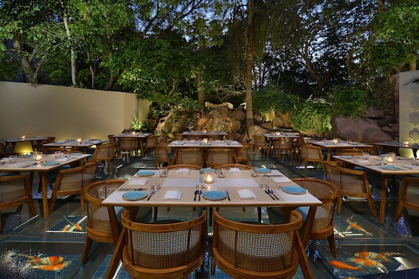 2 restaurants; breakfast, lunch, and dinner served