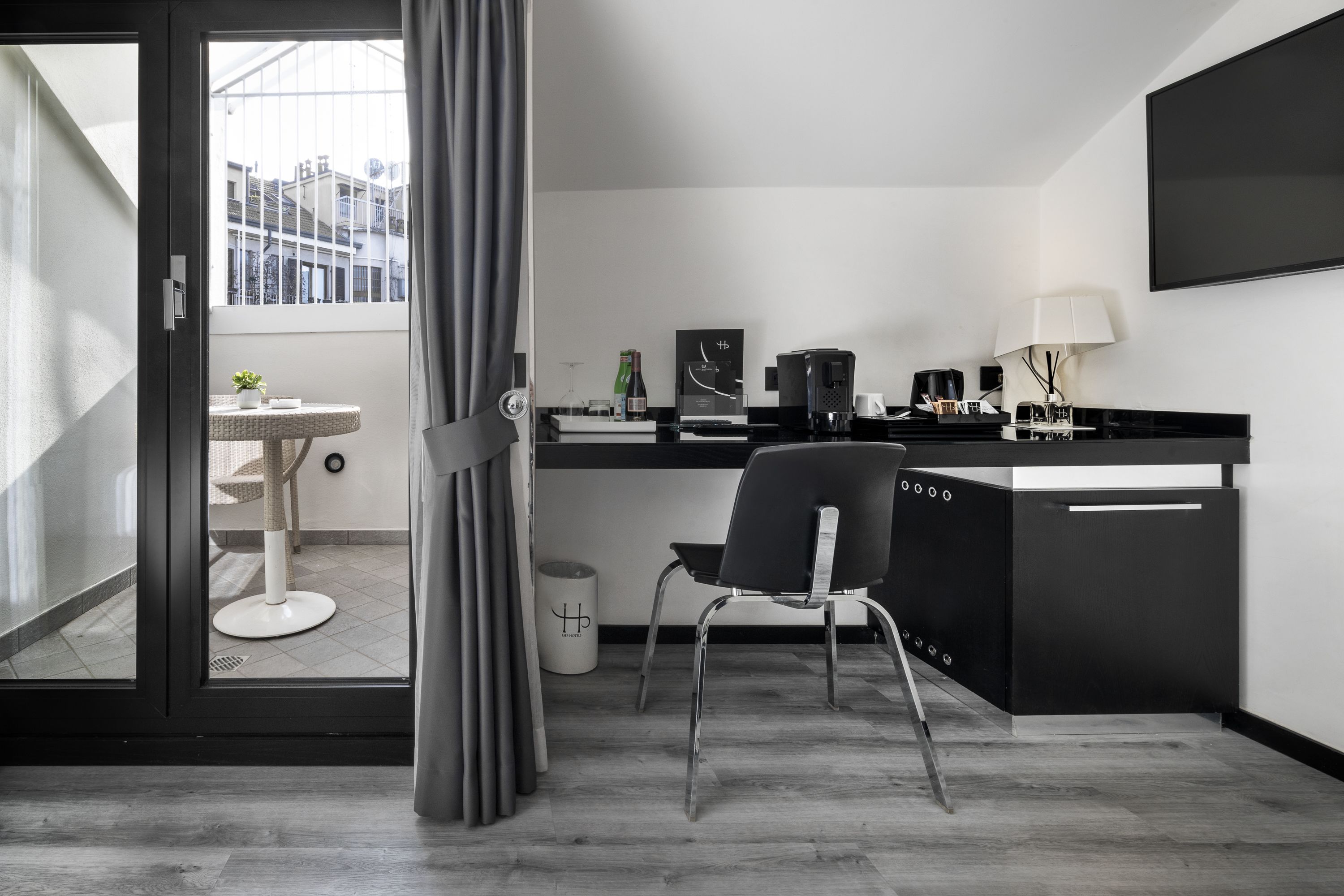 classic single room | minibar, in-room safe, desk, laptop workspace