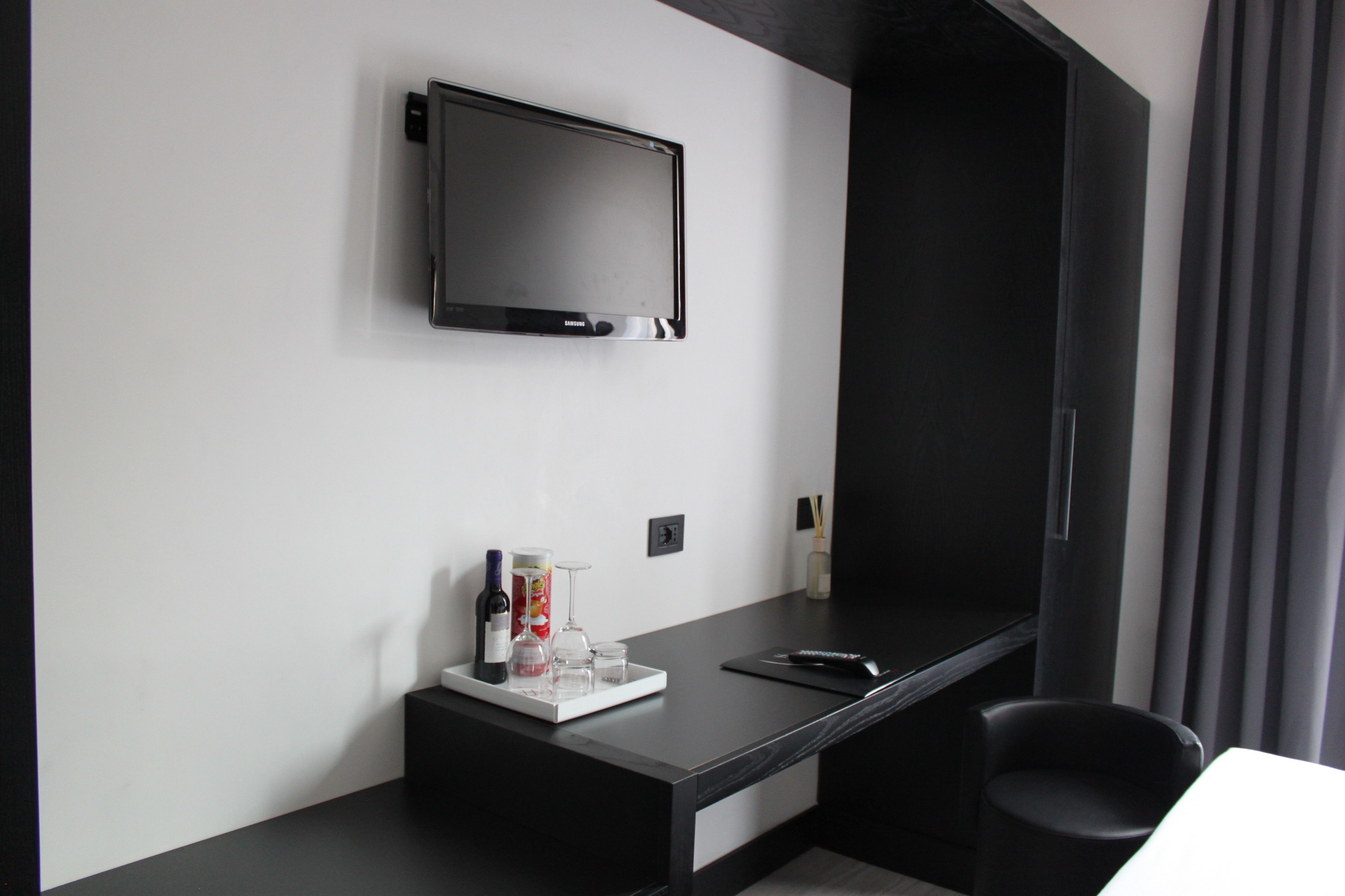 classic double room | minibar, in-room safe, desk, laptop workspace