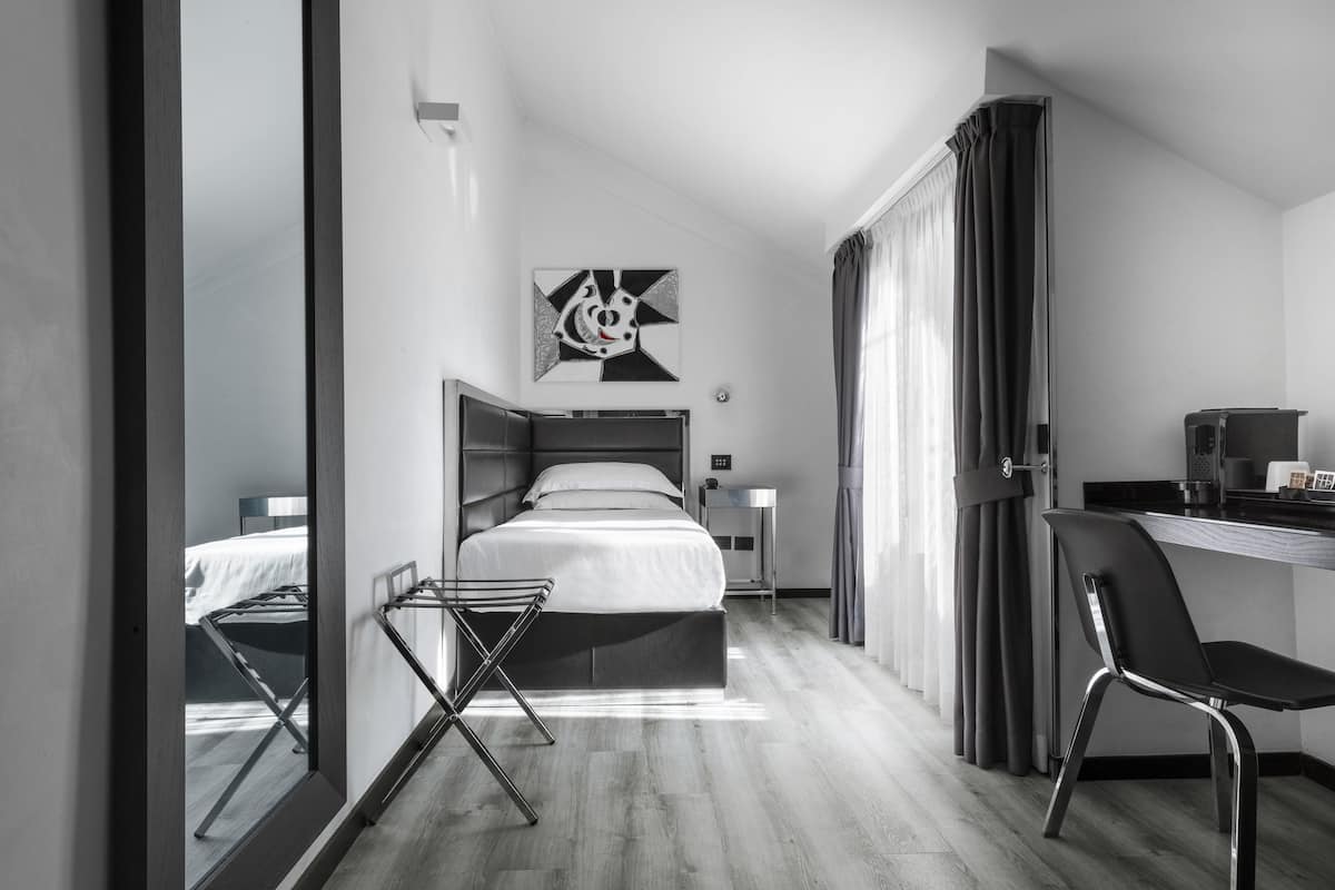 Classic Single Room | Minibar, in-room safe, desk, laptop workspace