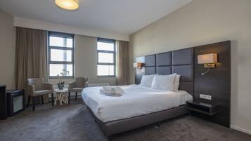 Junior Suite | In-room safe, desk, blackout drapes, iron/ironing board